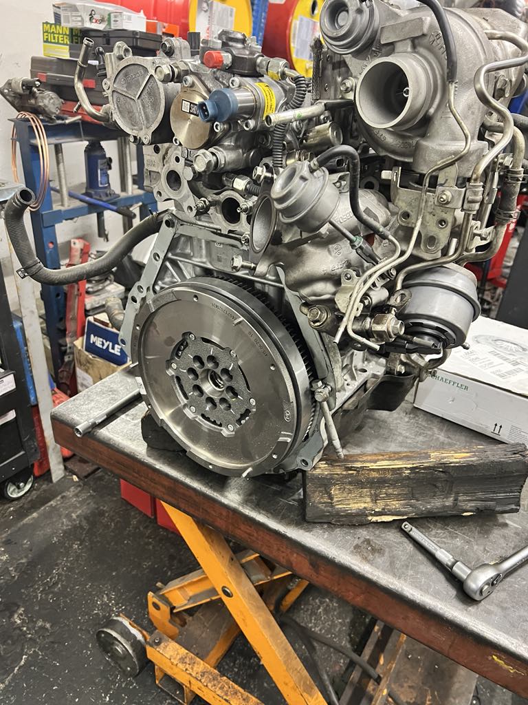 Motor při servisní práci v dílně Aloha Auto