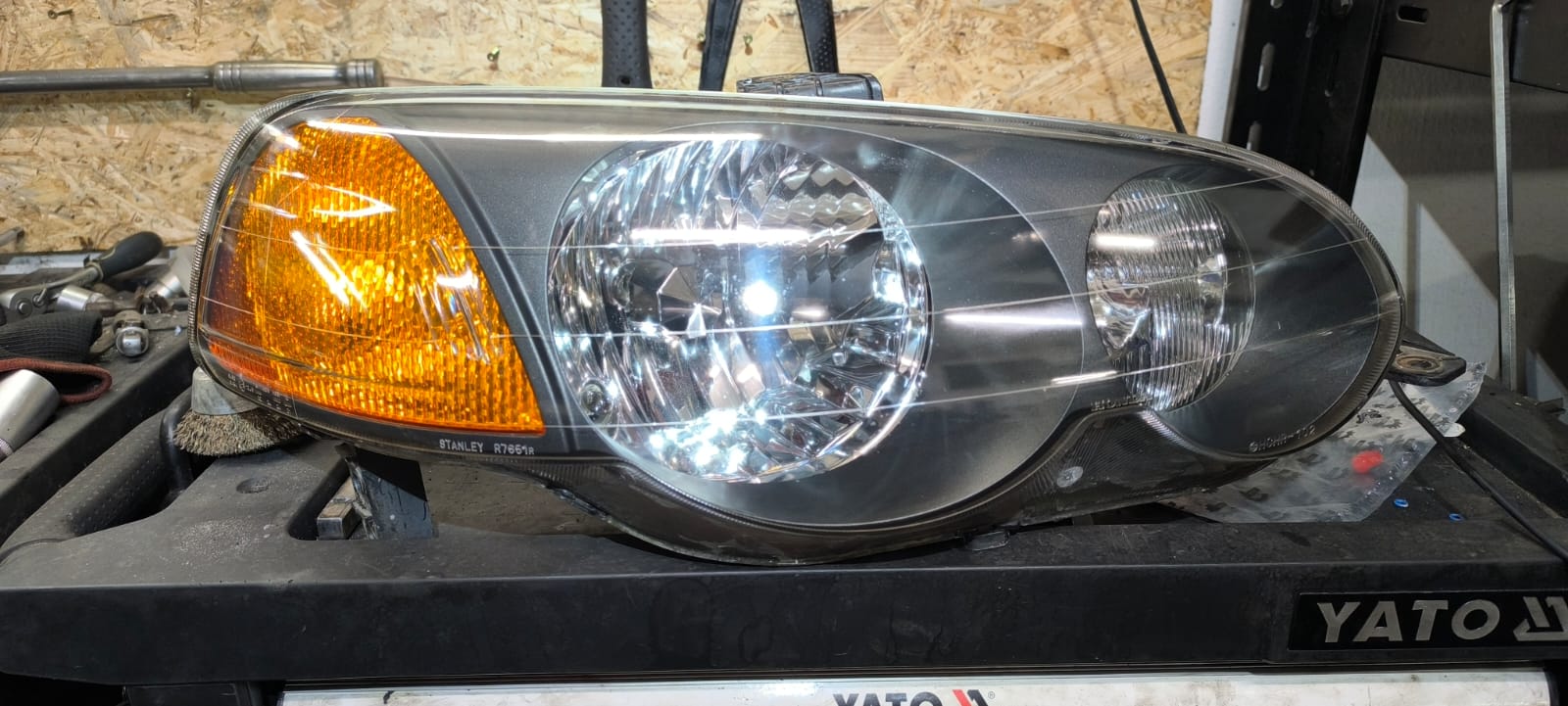Světlomet po renovaci v dílně Aloha Auto