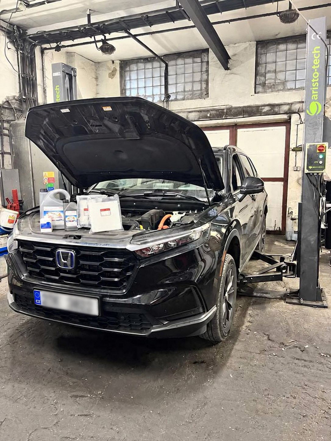 Honda při servisní práci na zvedáku v Autoservisu Aloha